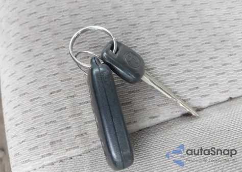 2004 Toyota Camry Le z USA, uszkodzony, nr VIN 4T1BE32K74U893868